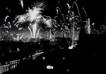 351336 Afbeelding van het vuurwerk tijdens de jaarwisseling te Utrecht, gezien vanaf het Wilhelmina Kinderziekenhuis ...
